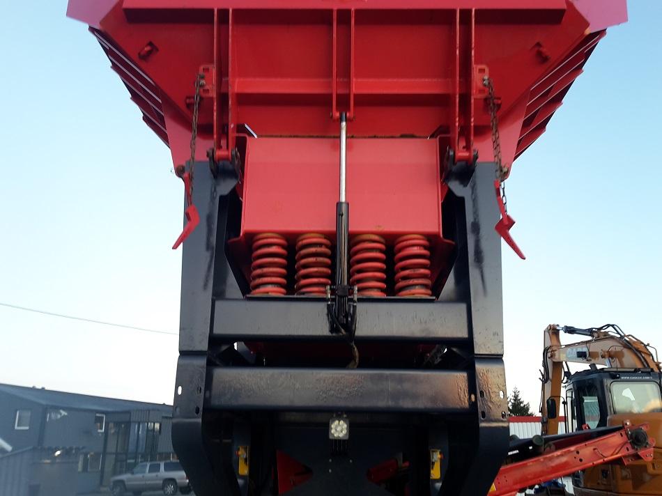 Дробилки sandvik. Щековая дробилка Sandvik qj341. Sandvik jaw crusher QJ 341. Мобильная щековая дробилка Sandvik qj341 характеристики. Конусная дробилка Сандвик 340к двигатель.