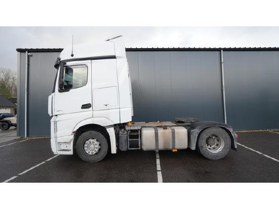Actros 1942 tractor unit with broken engine