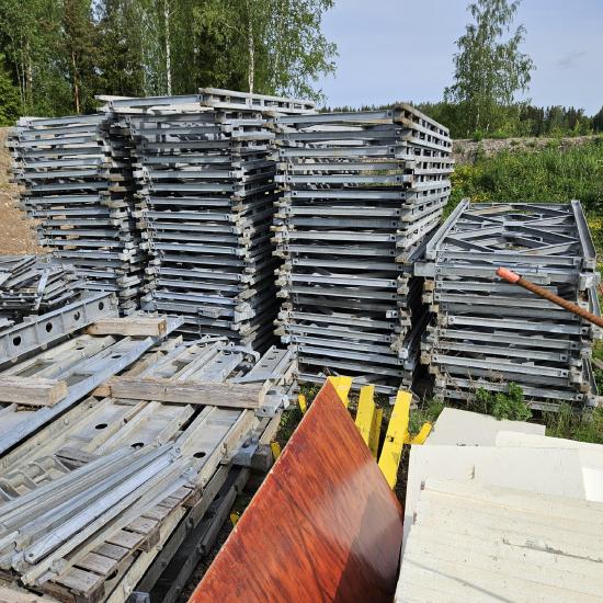 Steel truss bridge