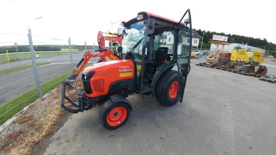 Kubota STW40 Kommunaltraktor Traktor Arbeitsgerät