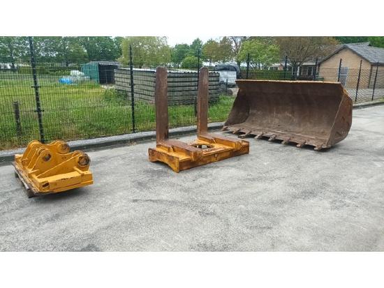 Caterpillar 980 Quick coupler with 45 ton forks and bucket