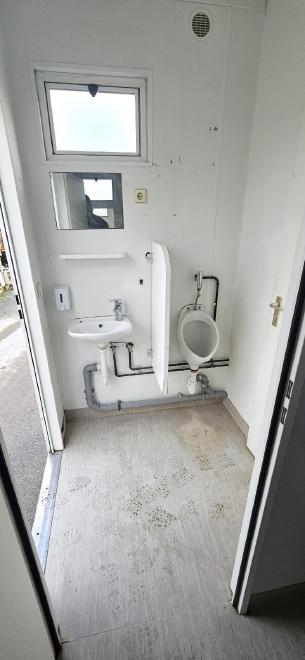 Sanitärcontainer mit Duschen und Toilette